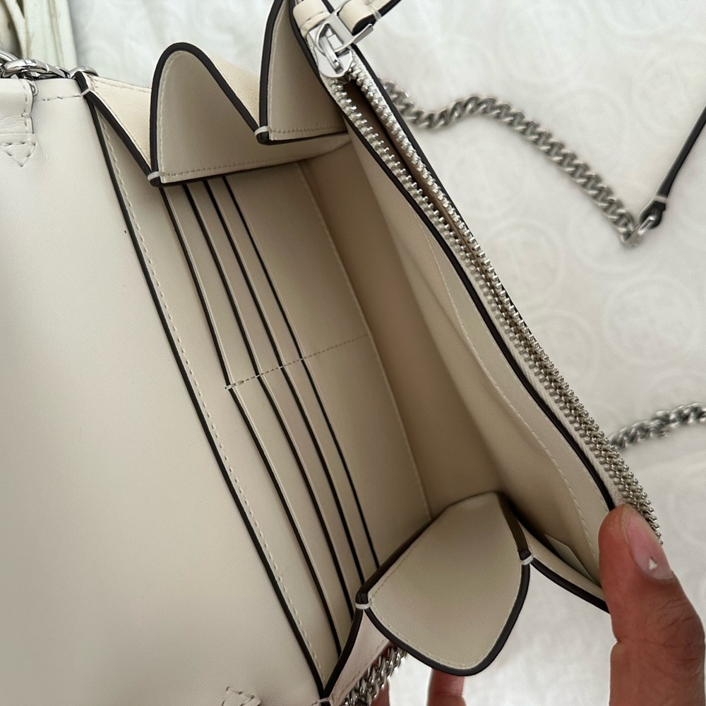 New Tory Burch EMERSON FLORAL APPLIQUE
CHAIN WALLET LIGHT CREAM - Picture 6 of 9